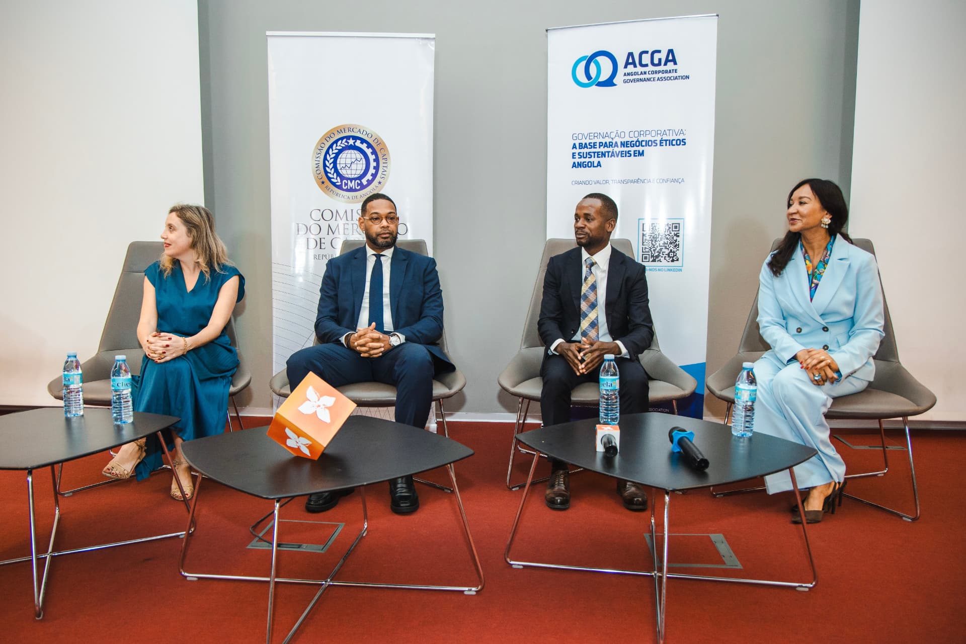 Painel de administradores e reguladores num encontro institucional da ACGA